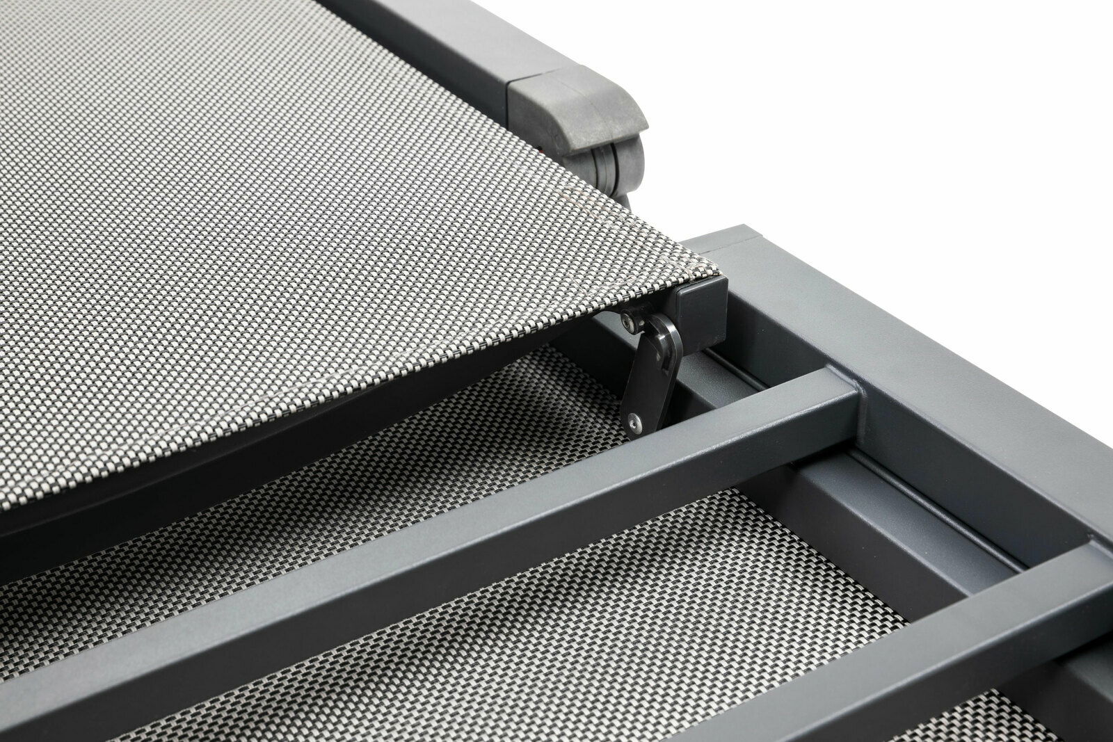 Nahaufnahme einer Gartenliege mit grauem Metallrahmen und Netzgewebe, seitliche Perspektive.