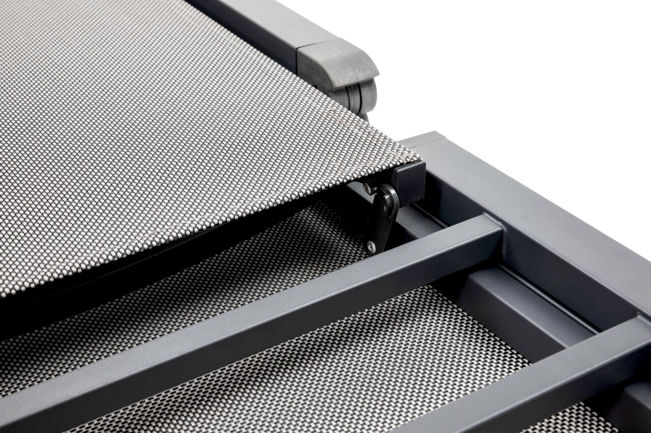 Nahaufnahme einer Gartenliege mit grauem Metallrahmen und Netzgewebe, seitliche Perspektive.