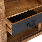 Nahaufnahme eines Garderobenschranks aus Holz mit einer offenen Schublade und schwarzem Griff, von schräg oben betrachtet.