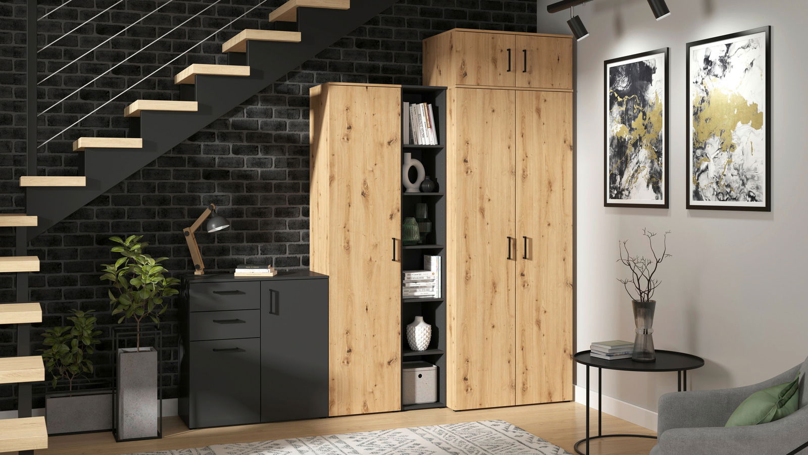 Moderne Wohnzimmereinrichtung mit einer Kombination aus schwarzen und holzfarbenen Schränken unter einer Treppe. Perspektive von vorne.