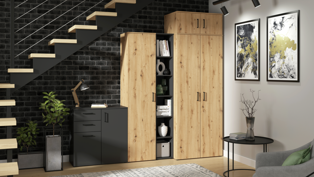 Moderne Wohnzimmereinrichtung mit einer Kombination aus schwarzen und holzfarbenen Schränken unter einer Treppe. Perspektive von vorne.