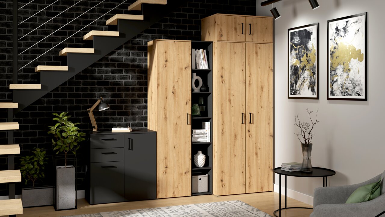 Moderne Wohnzimmereinrichtung mit einer Kombination aus schwarzen und holzfarbenen Schränken unter einer Treppe. Perspektive von vorne.
