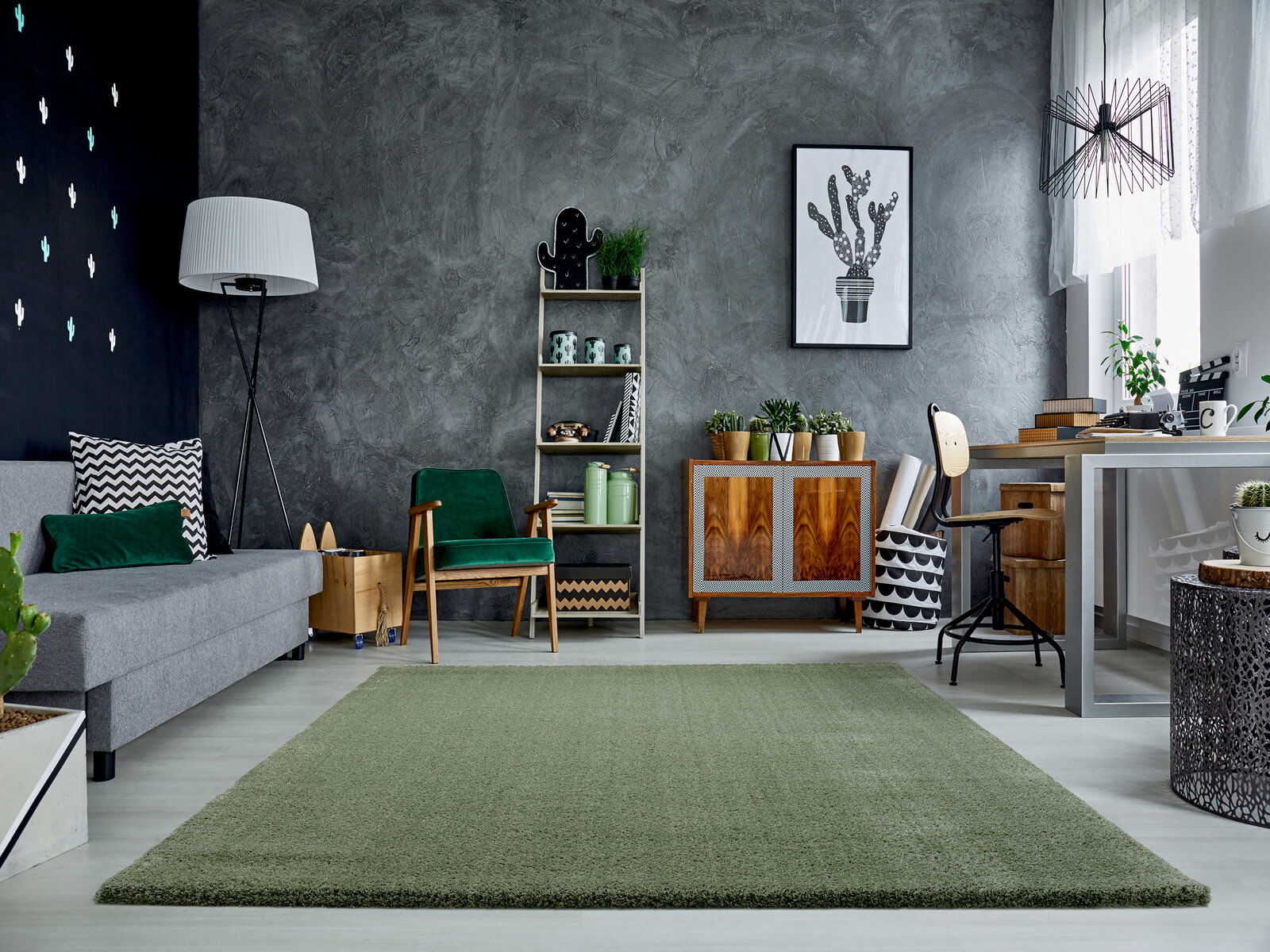 OCI Webteppich 240x290 cm SOFT DREAM Grüner Teppich Soft Dream ca. 240x290cm in modernem Wohnzimmer mit grauer Couch, grünen Akzenten und Pflanzen, aus der Perspektive des Raumes betrachtet.