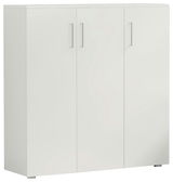 Weißer, breiter Schuhschrank mit drei Türen und silbernen Griffen, frontal betrachtet.