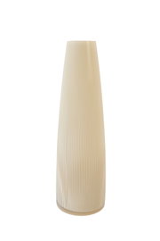 Hohe, schlanke Vase in Creme mit vertikaler Rillenstruktur und glänzender Oberfläche, frontal vor weißem Hintergrund abgebildet