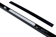 Schwarze lineare LED-Leuchte/Leuchtengehäuse mit abgenommener Abdeckung, sichtbarem LED-Treiber und Verkabelung, in schräger Draufsicht (Detailansicht) auf weißem Hintergrund