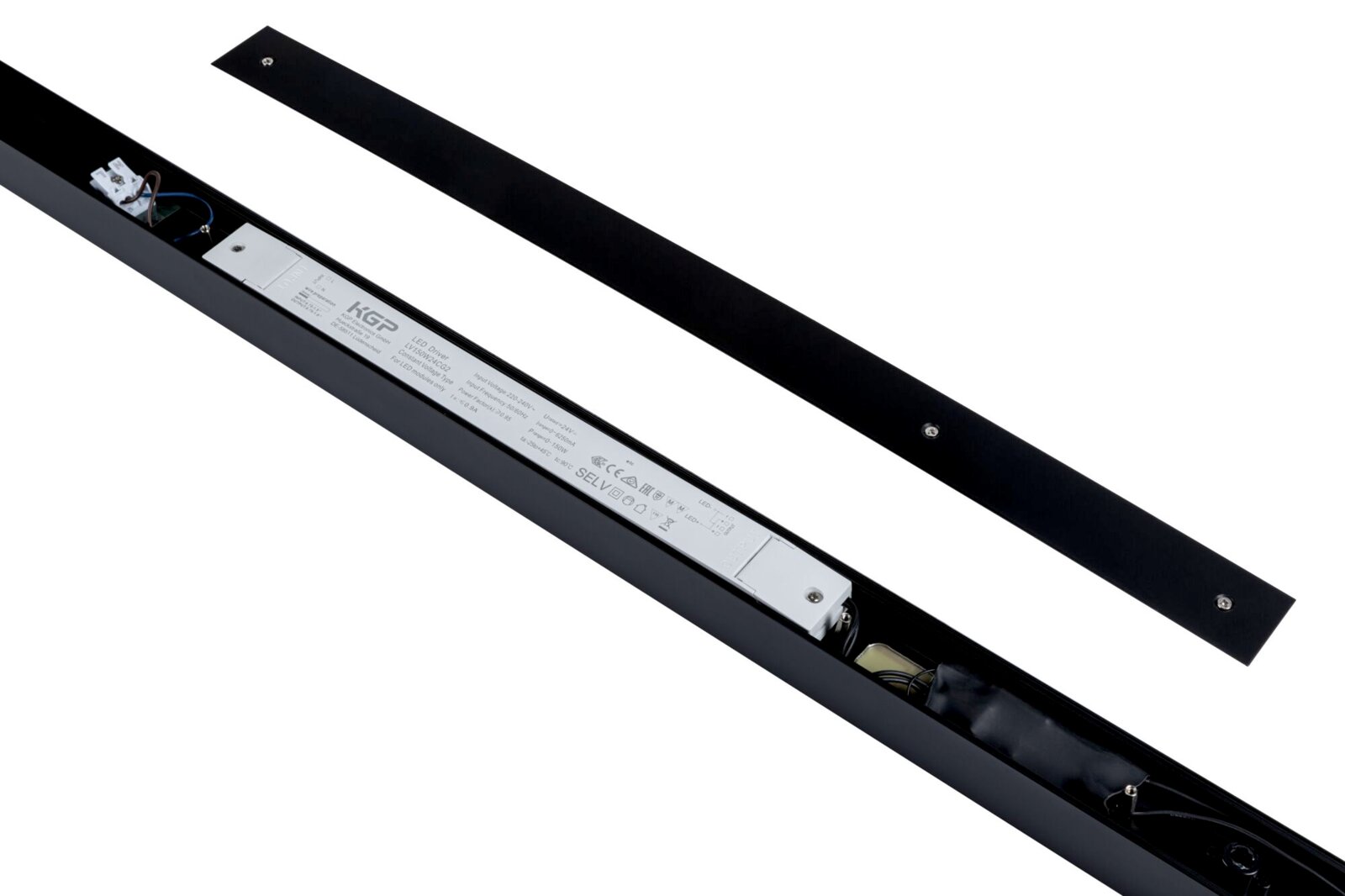 Schwarze lineare LED-Leuchte/Leuchtengehäuse mit abgenommener Abdeckung, sichtbarem LED-Treiber und Verkabelung, in schräger Draufsicht (Detailansicht) auf weißem Hintergrund