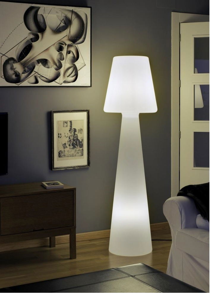 LED Outdoor Stehlampe Lola 165 in einem modernen Wohnzimmer, seitliche Perspektive