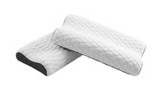 Boxspringbett in einem modernen Schlafzimmer, seitliche Perspektive, mit dunklem Stoffbezug, dekoriert mit Kissen und Decke, vor großen Fenstern.
