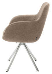 Zijaanzicht van een moderne fauteuil met bruine stoffen bekleding en een zilverkleurig metalen frame.