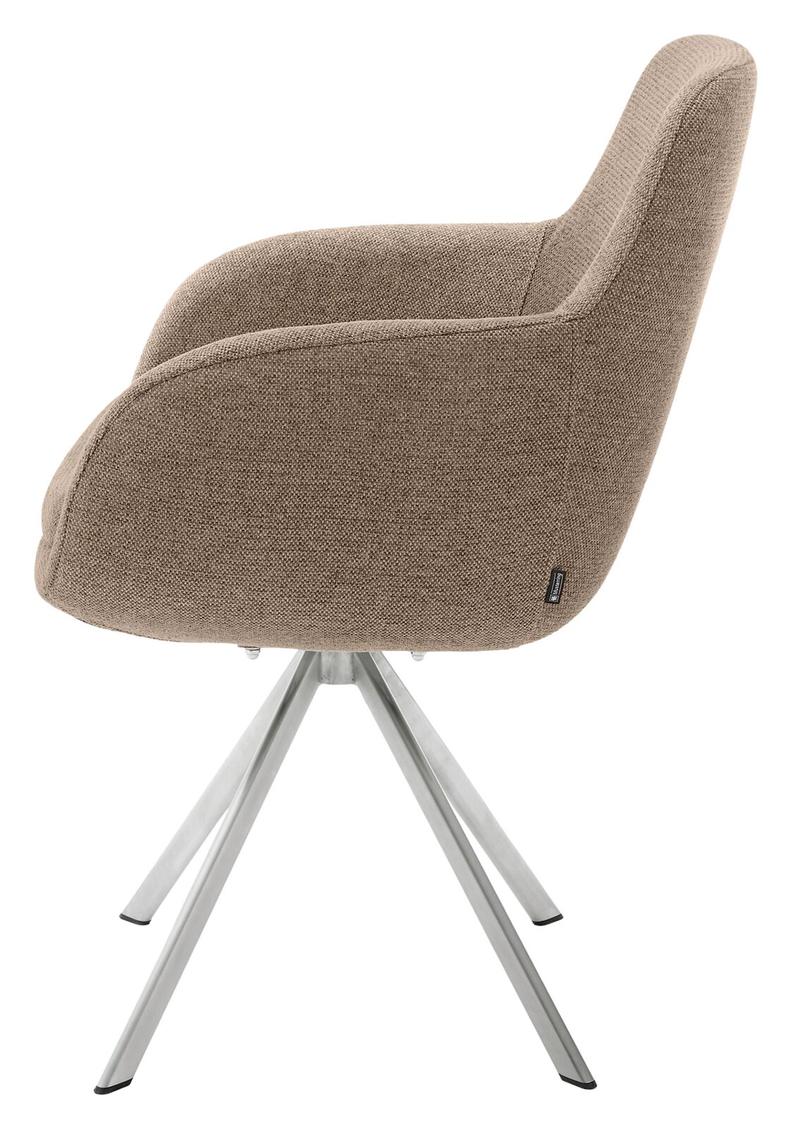 Zijaanzicht van een moderne fauteuil met bruine stoffen bekleding en een zilverkleurig metalen frame.