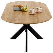 Esstisch mit ovaler Holzplatte und schwarzem Metallgestell, von oben betrachtet, dekoriert mit einem Obstkorb und zwei Tassen.