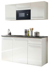 Moderne Single-Küche in Weiß mit Hängeschränken, integriertem Mikrowellenherd, Spüle und Kochfeld, frontale Ansicht