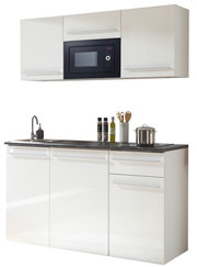 Moderne Single-Küche in Weiß mit Hängeschränken, integriertem Mikrowellenherd, Spüle und Kochfeld, frontale Ansicht