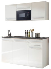 Moderne Single-Küche in Weiß mit Hängeschränken, integriertem Mikrowellenherd, Spüle und Kochfeld, frontale Ansicht