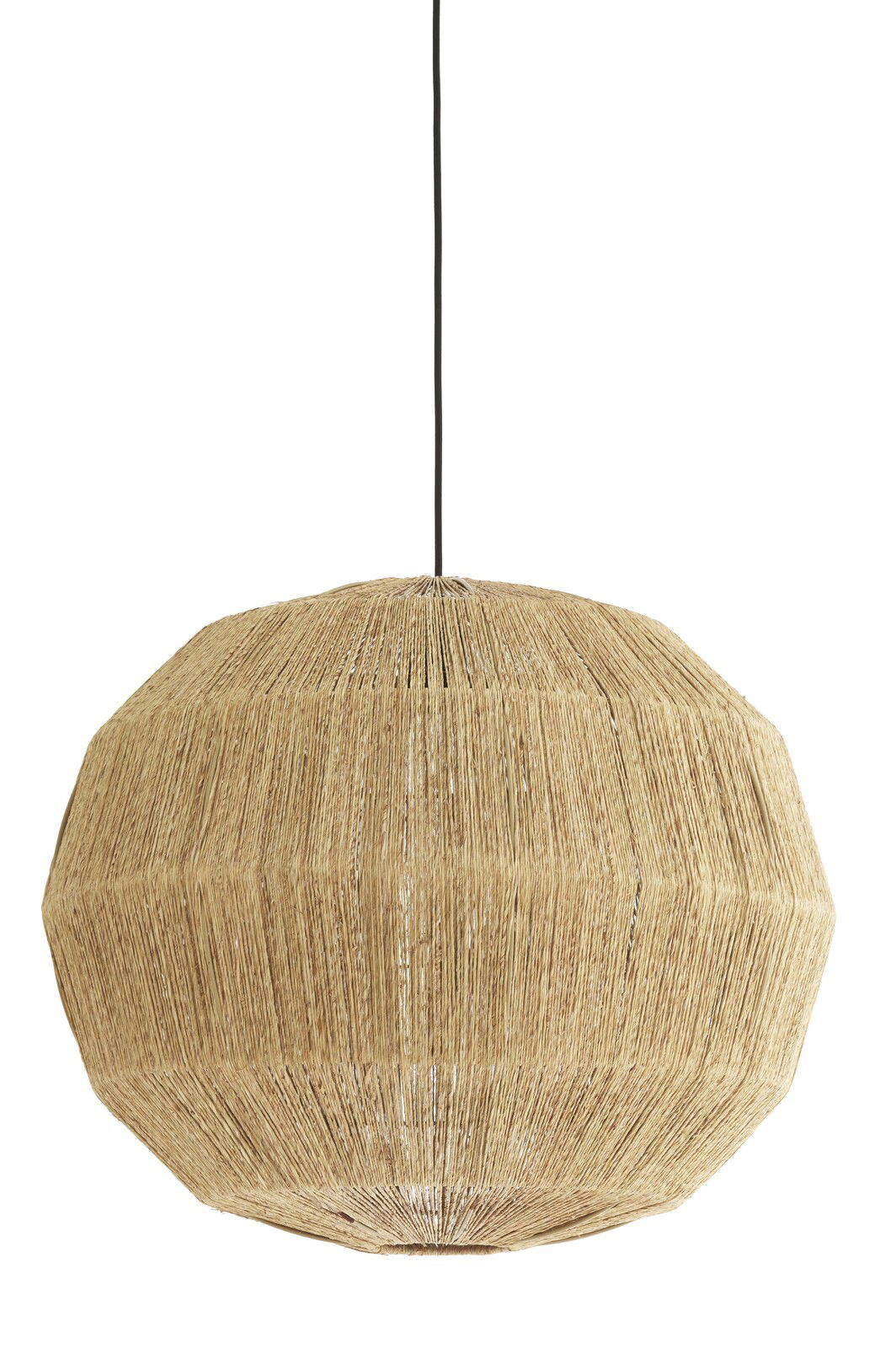 Hängeleuchte aus natürlichem Material in Seitenansicht, mit schwarzem Kabel.