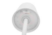 Unteransicht einer weißen Akku-Tischleuchte mit sichtbarem USB-Anschluss und Beschriftung 5V DC 1A.