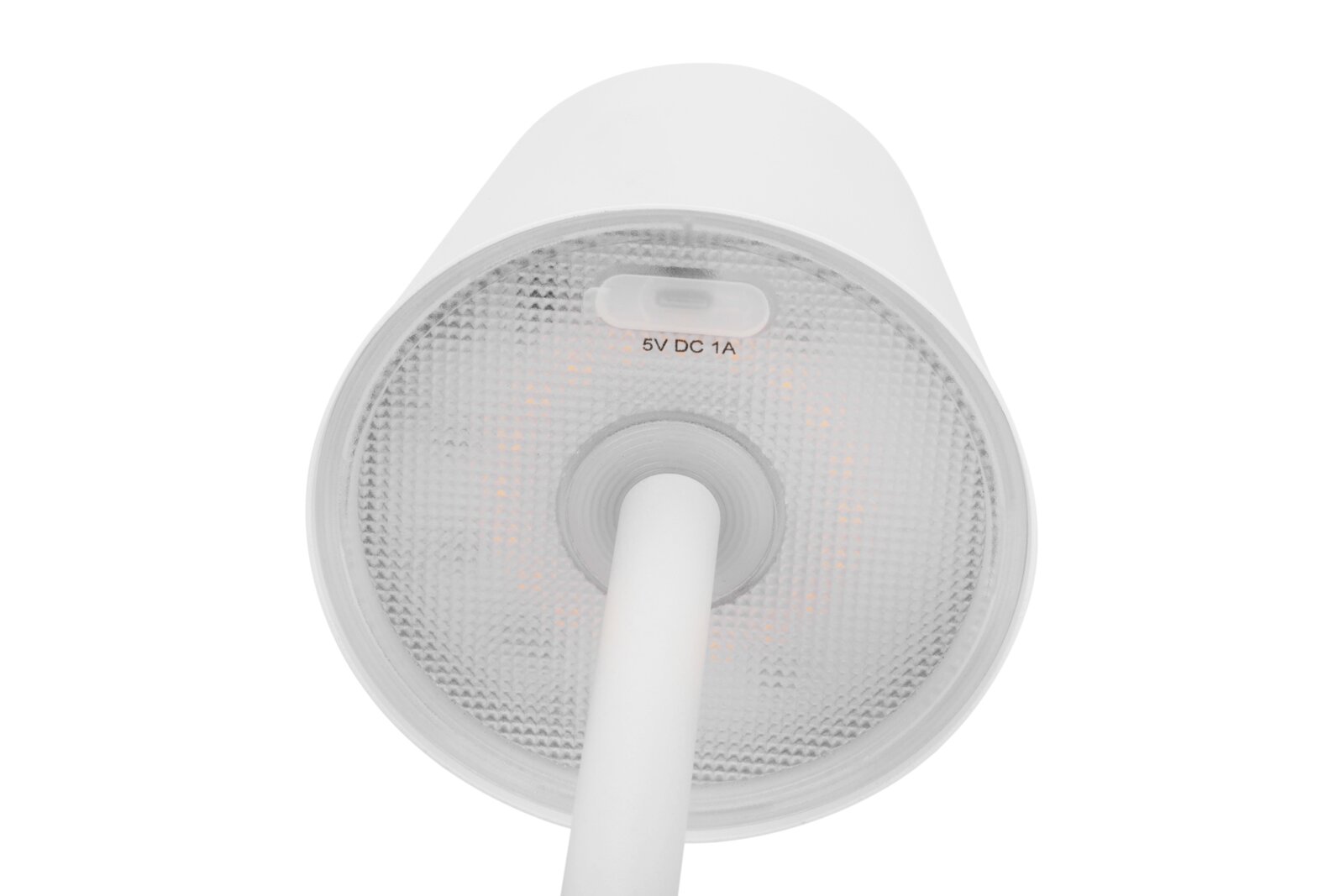 Onderaanzicht van een witte accu-tafellamp met zichtbare USB-aansluiting en het opschrift 5V DC 1A.