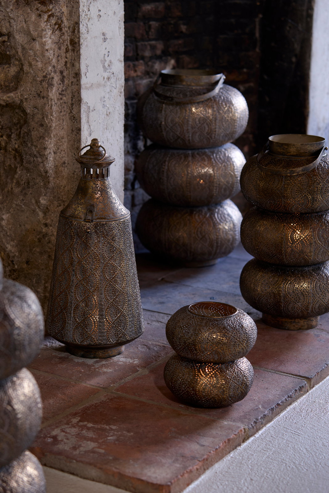 Antikes Windlicht aus Metall mit filigranen Mustern, seitliche Perspektive
