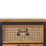 Nachtkommode aus Holz mit geflochtener Rattan-Schubladenfront, schwarze Metallgriffe, Frontalansicht