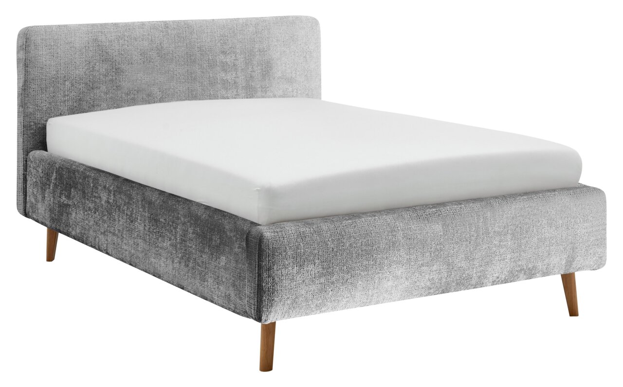Grijs gestoffeerd bedframe met houten poten, zijaanzicht
