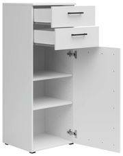 Weiße Kommode mit zwei offenen Schubladen und einer geöffneten Tür, die zwei Regalböden zeigt, Perspektive von vorne links