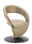 Moderner, beige Sessel mit geschwungenem Design und runder Basis, seitliche Perspektive