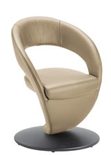 Moderner, beige Sessel mit geschwungenem Design und runder Basis, seitliche Perspektive