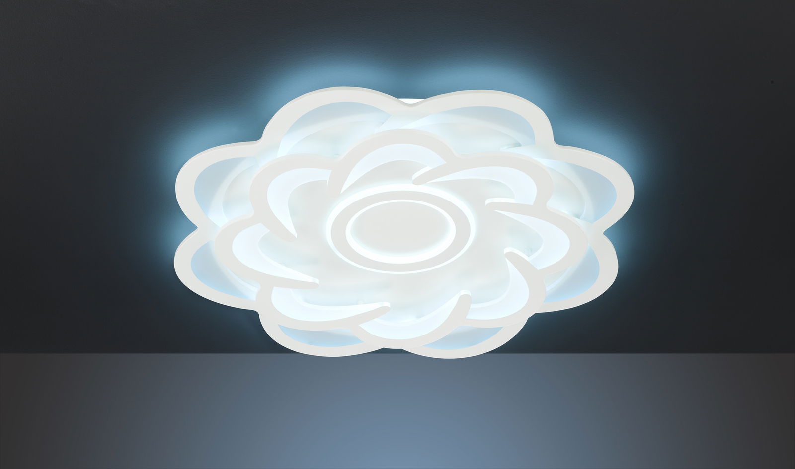 Moderne LED-Deckenleuchte in Blumenform, von unten betrachtet, mit sanftem, weißem Lichtschein.