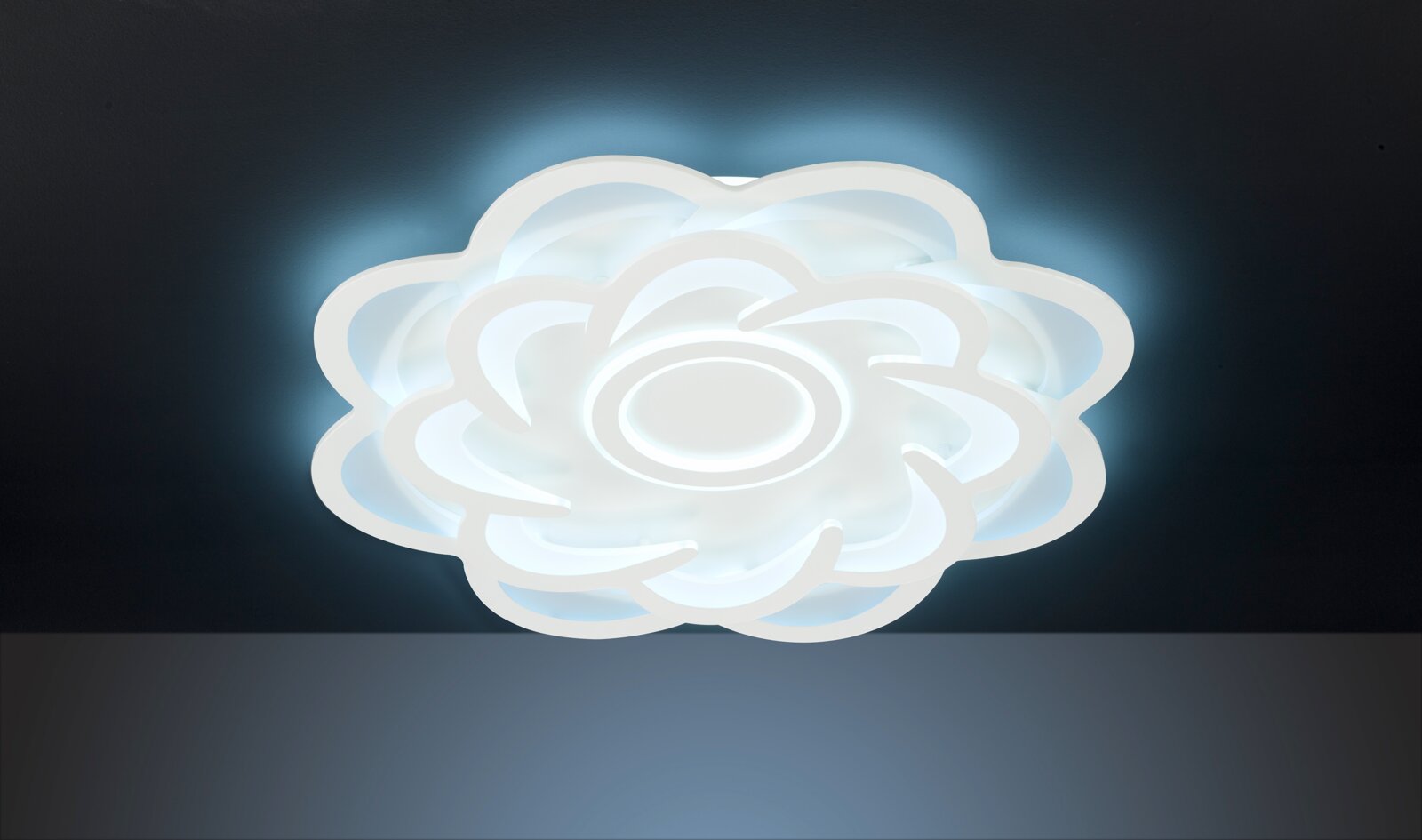 Moderne LED-Deckenleuchte in Blumenform, von unten betrachtet, mit sanftem, weißem Lichtschein.