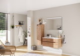 Moderne Badkombination aus Holz mit Waschbecken und Spiegel, seitliche Perspektive