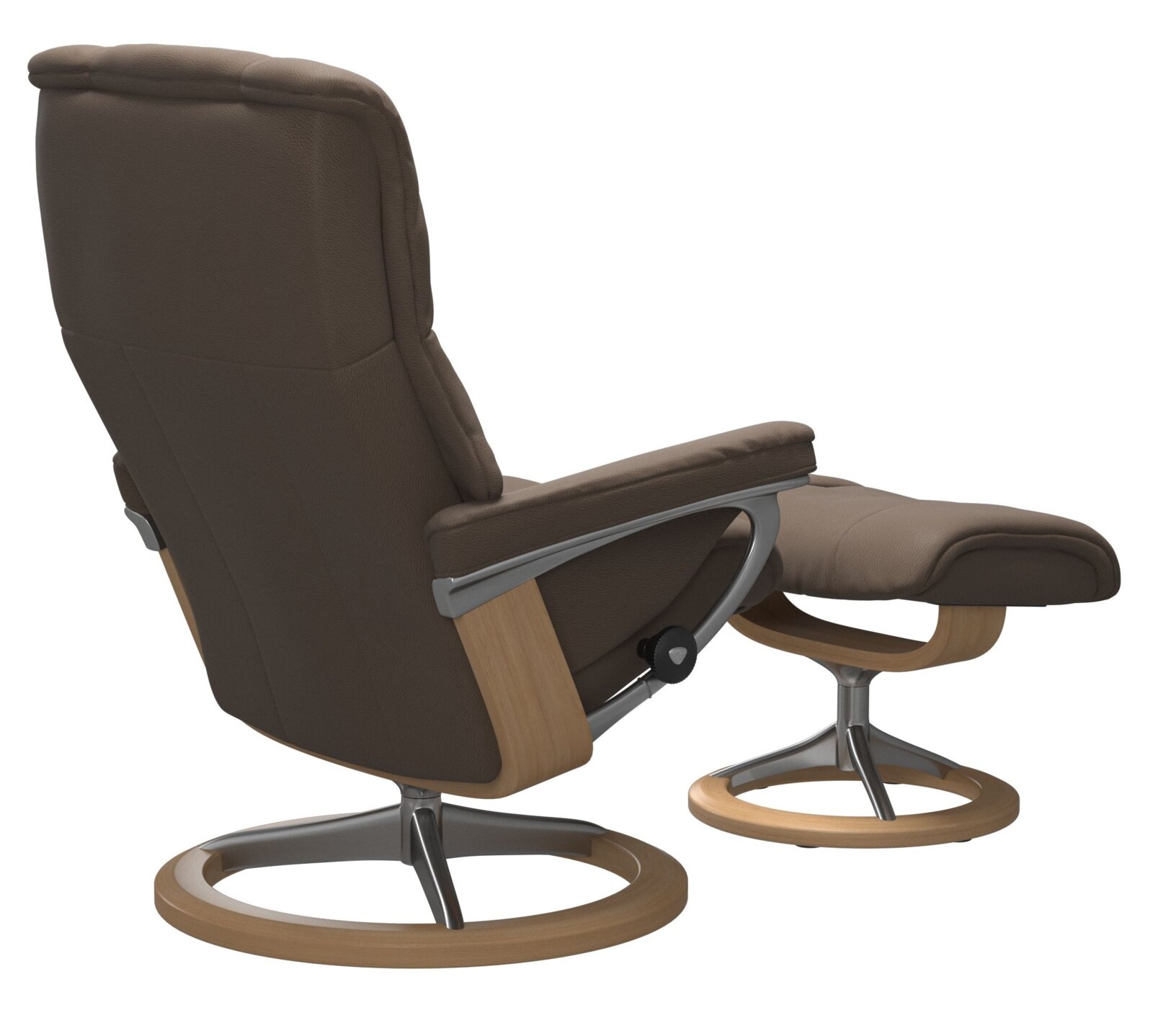 Achterkant van een bruine fauteuil met bijpassende voetenbank, beide met een frame van hout en metaal.
