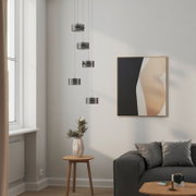 Moderne LED-Hängeleuchte in einem stilvollen Wohnzimmer, seitliche Perspektive