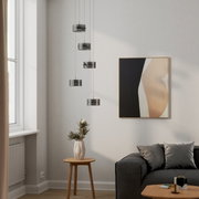 Moderne led-hanglamp in een stijlvolle woonkamer, zijaanzicht