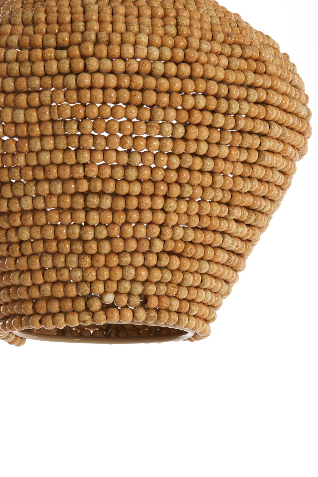 Nahaufnahme einer Hängeleuchte mit einer Oberfläche aus kleinen, runden Holzperlen, seitliche Perspektive.