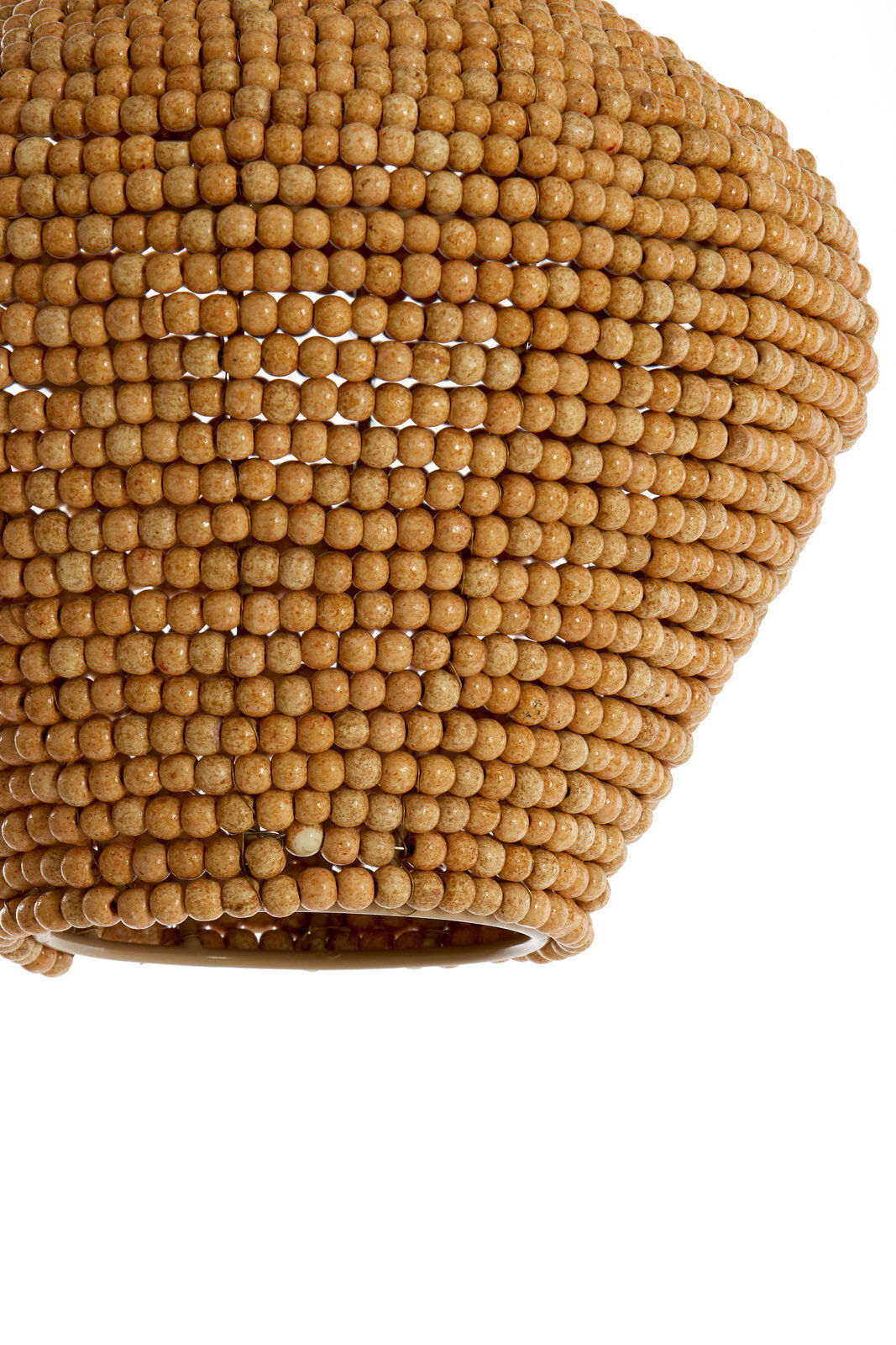 Nahaufnahme einer Hängeleuchte mit einer Oberfläche aus kleinen, runden Holzperlen, seitliche Perspektive.