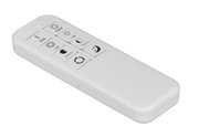 Weiße Fernbedienung für LED-Deckenleuchte, schräg von oben fotografiert