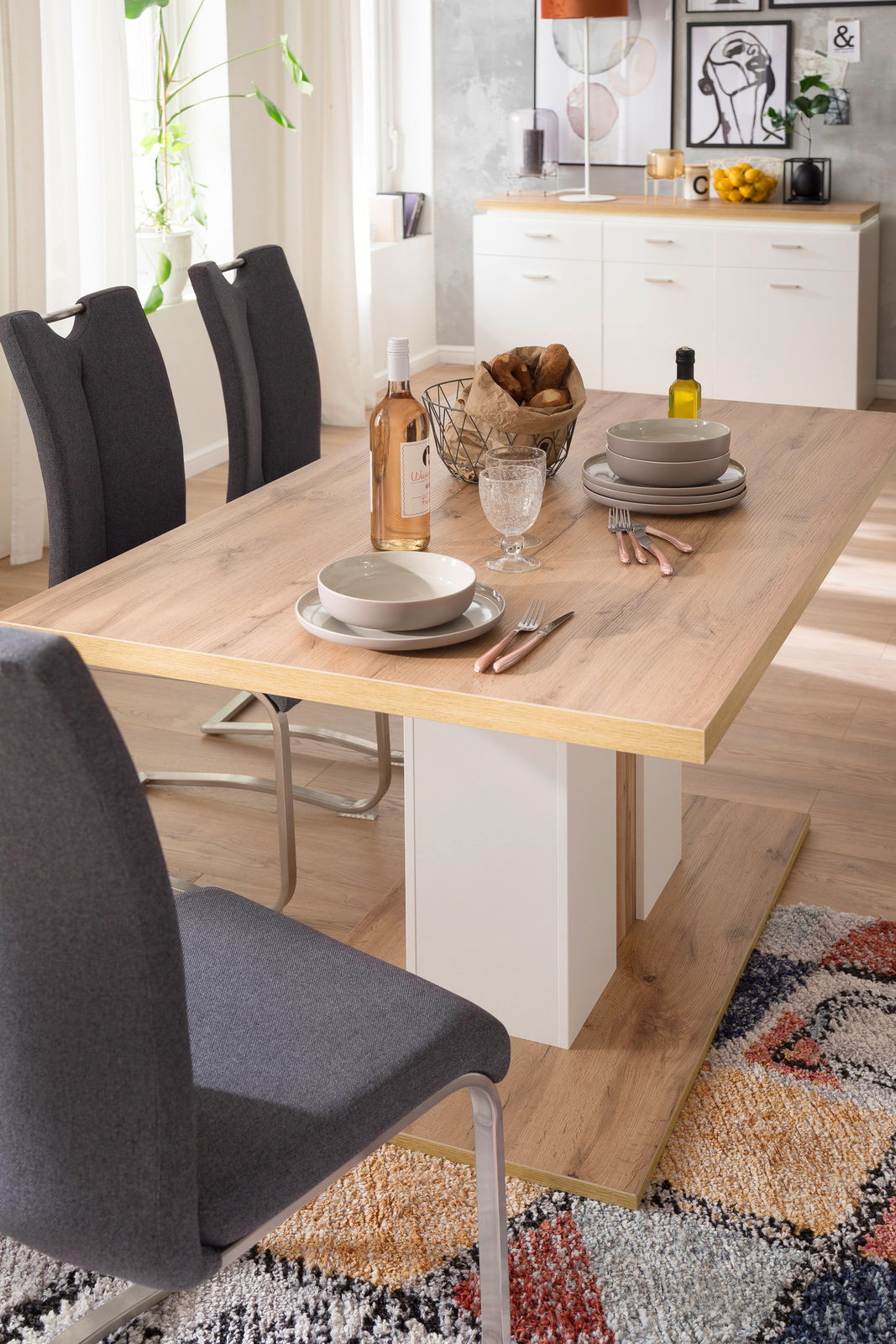 Moderner Esstisch aus Holz mit dekorativer Tischdekoration, seitliche Perspektive