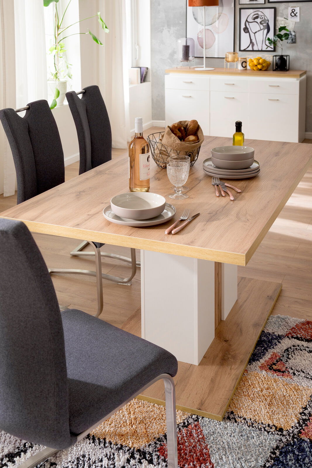 Moderner Esstisch aus Holz mit dekorativer Tischdekoration, seitliche Perspektive