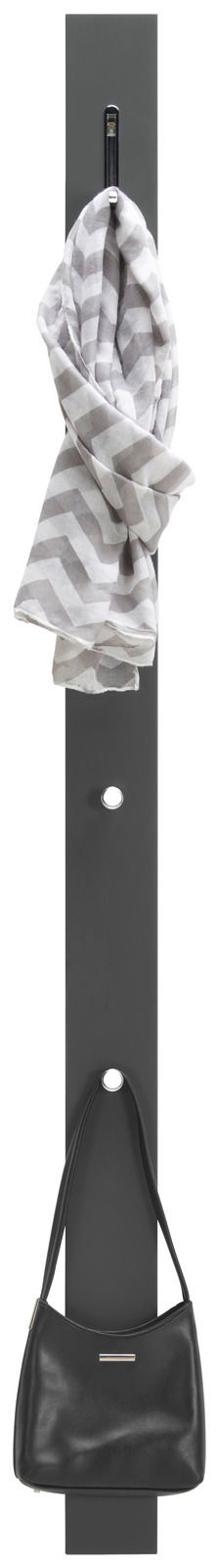 Garderobenpaneel in vertikaler Ansicht mit einem Haken oben, an dem ein gestreifter Schal hängt, und einem Haken unten, an dem eine schwarze Tasche hängt.