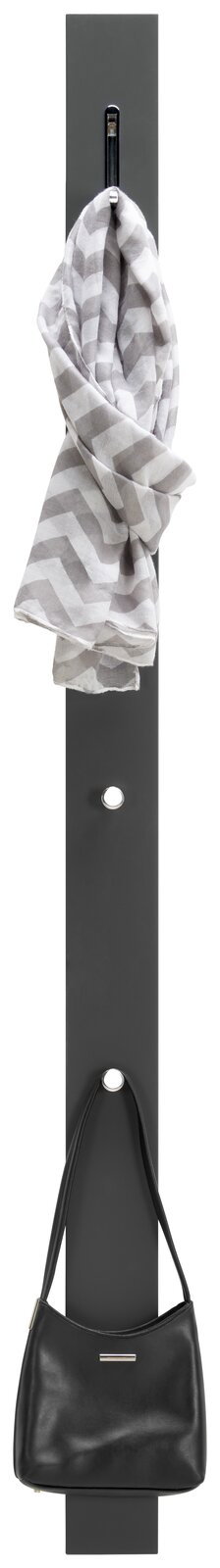 Garderobenpaneel in vertikaler Ansicht mit einem Haken oben, an dem ein gestreifter Schal hängt, und einem Haken unten, an dem eine schwarze Tasche hängt.