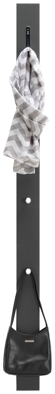 Garderobenpaneel in vertikaler Ansicht mit einem Haken oben, an dem ein gestreifter Schal hängt, und einem Haken unten, an dem eine schwarze Tasche hängt.