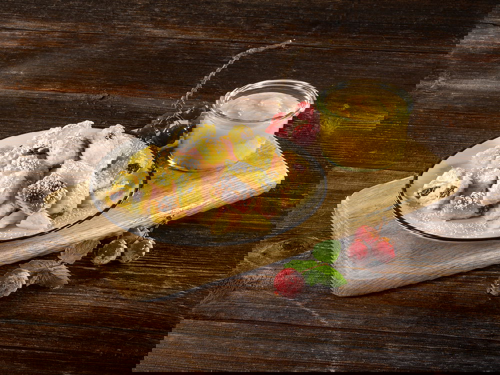 Kaiserschmarrn mit Rosinen und Puderzucker, dazu Apfelmus im Glas..