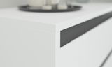 Nahaufnahme einer modernen, weißen Garderobenkombination mit klaren Linien und minimalistischen Design.