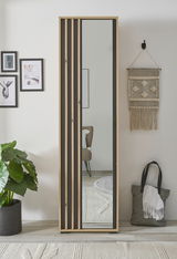 Moderner Garderobenschrank mit Spiegel, Holz- und Schwarzelementen, frontal fotografiert in einem stilvoll eingerichteten Raum.