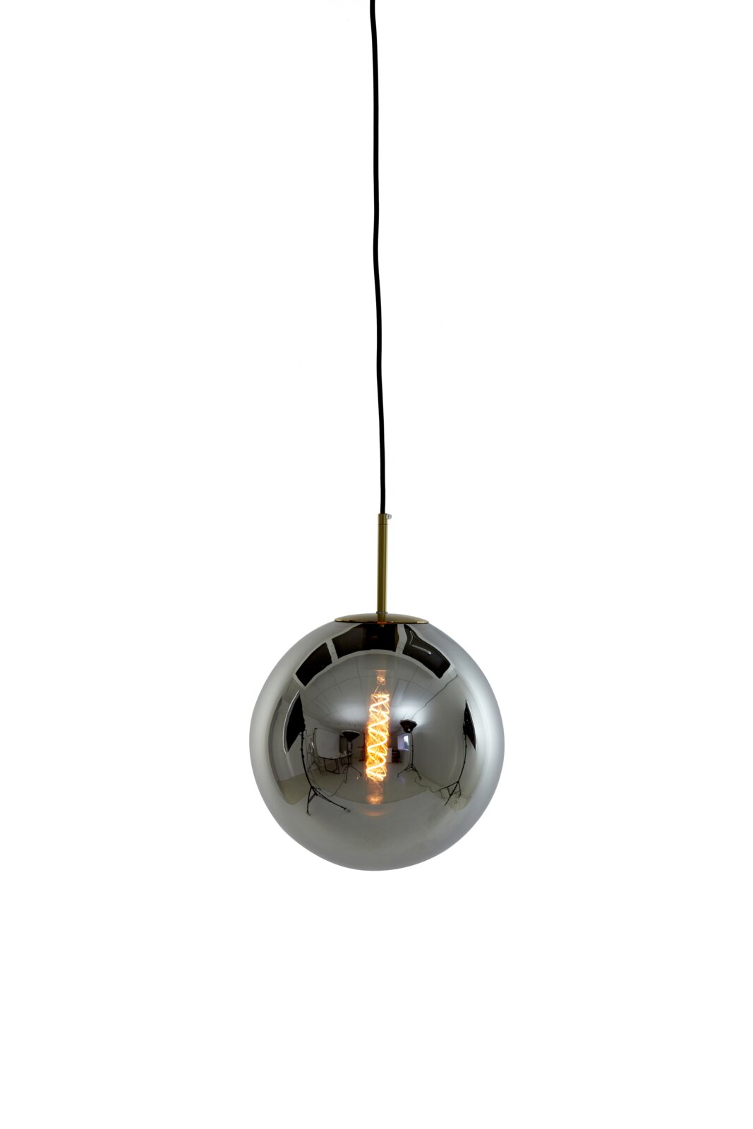 Hängeleuchte MEDINA mit einem Durchmesser von 30 cm in antikem Design, aus der Frontalperspektive fotografiert. Die Lampe hat eine glänzende, kugelförmige Oberfläche mit sichtbarem Leuchtmittel im Inneren.