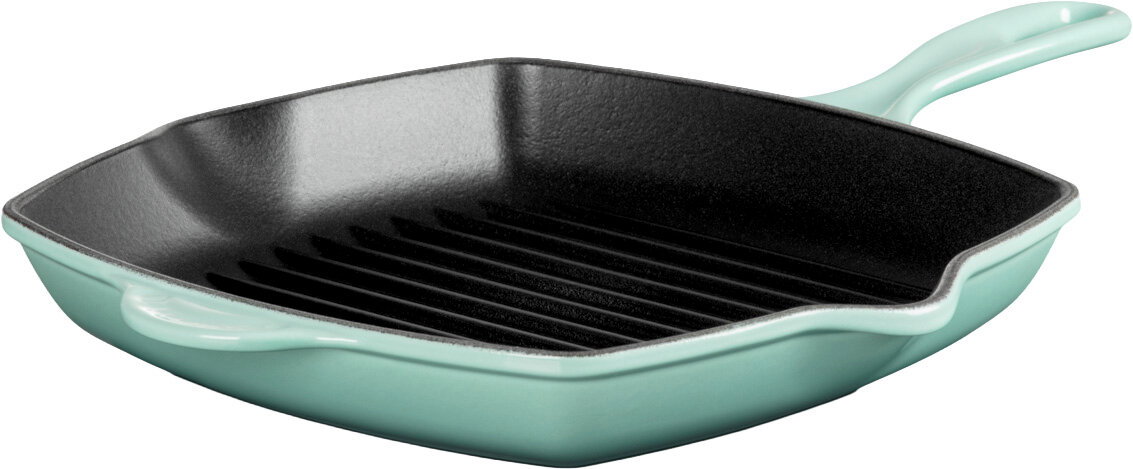 Quadratische Grillpfanne aus Gusseisen in Mintgrün mit geriffelter schwarzer Bratfläche und langem Griff, schräg von oben in 3/4-Ansicht auf weißem Hintergrund