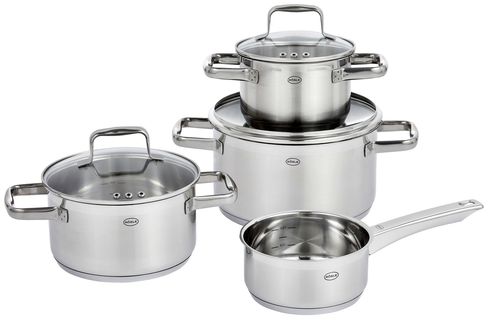 Vier-teiliges Topfset Charm aus Edelstahl, bestehend aus drei Töpfen mit Deckeln und einer Stielkasserolle, aus der Perspektive von vorne leicht schräg oben fotografiert.