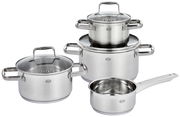 Vier-teiliges Topfset Charm aus Edelstahl, bestehend aus drei Töpfen mit Deckeln und einer Stielkasserolle, aus der Perspektive von vorne leicht schräg oben fotografiert.