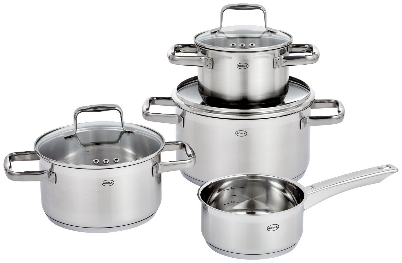 Vier-teiliges Topfset Charm aus Edelstahl, bestehend aus drei Töpfen mit Deckeln und einer Stielkasserolle, aus der Perspektive von vorne leicht schräg oben fotografiert.